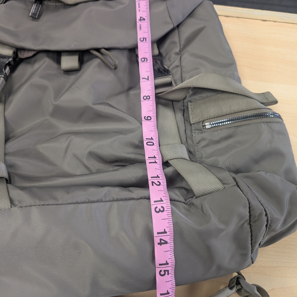Lululemon Wunderlust Backpack in Olive Green - Picture 7 of 8